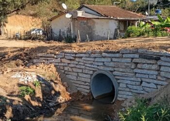 Bueiro é construído no Córrego do Óleo em Barra de São Francisco, agora são 333 em cinco anos e oito meses de gestão