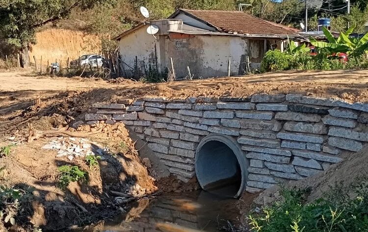 Bueiro é construído no Córrego do Óleo em Barra de São Francisco, agora são 333 em cinco anos e oito meses de gestão