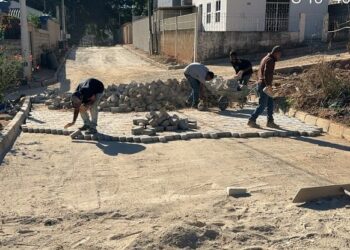 Calçamento de ruas da Vila Farinheira é retomado pela Prefeitura de Barra de São Francisco