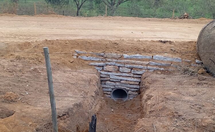Bueiro é construído na Queixada em Barra de São Francisco, agora são 332 em cinco anos e sete meses de gestão
