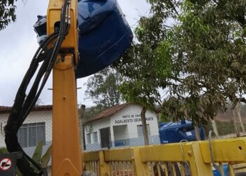 Prefeitura francisquense descarrega dois biodigestores para instalação na Escola Otto Saar, no Córrego do Itá