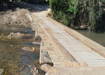 Ponte de madeira é construída pela Prefeitura de Barra de São Francisco no Córrego do Ouro, agora são 160