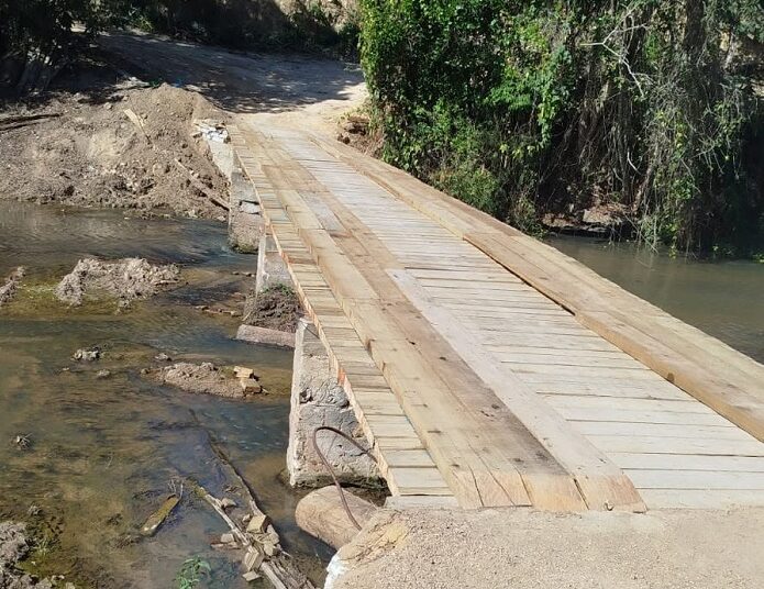 Ponte de madeira é construída pela Prefeitura de Barra de São Francisco no Córrego do Ouro, agora são 160
