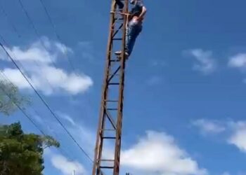 Iniciada a iluminação do campo de futebol de Santo Antônio/Barra de São Francisco e amplia rede de energia no distrito