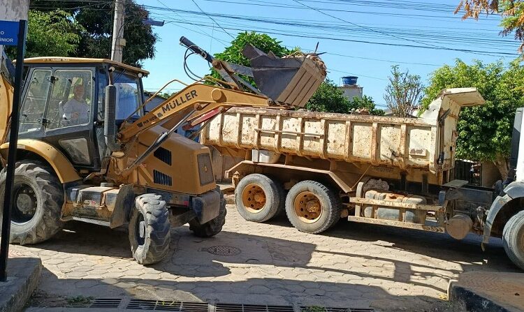 Mutirão de limpeza retira mais de 30 toneladas de lixo e entulhos no bairro Vila Luciene