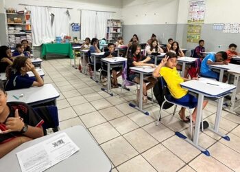 Prefeitura francisquense entrega novos kits de mesas e cadeiras à Escola Municipal Luciene Matos Ferreira