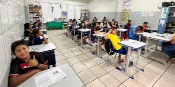 Prefeitura francisquense entrega novos kits de mesas e cadeiras à Escola Municipal Luciene Matos Ferreira