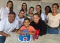 Adolescente comemora 6 anos ao lado dos coleguinhas no Espaço Integrar, em Barra de São Francisco