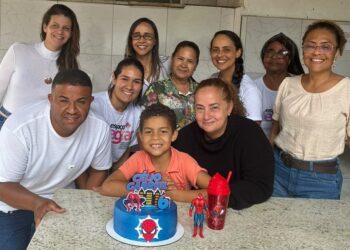 Adolescente comemora 6 anos ao lado dos coleguinhas no Espaço Integrar, em Barra de São Francisco