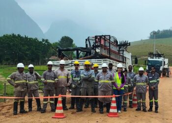 Iniciada a extensão da rede elétrica para campo de futebol no Barro Preto, em Barra de São Francisco