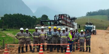 Iniciada a extensão da rede elétrica para campo de futebol no Barro Preto, em Barra de São Francisco