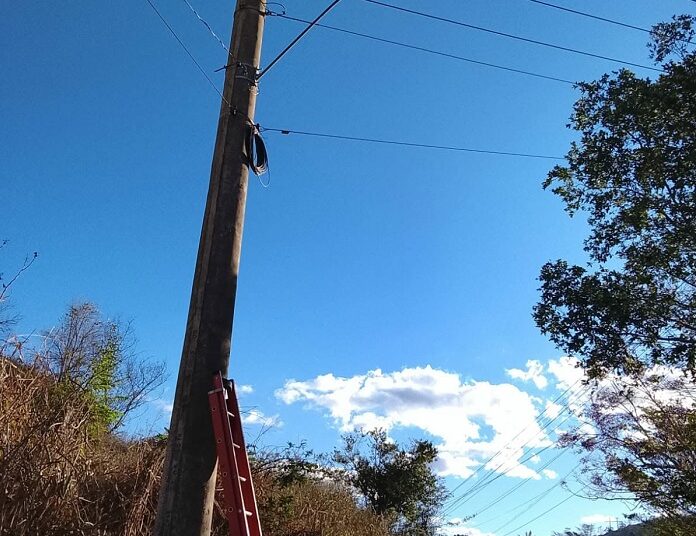 Extensão de rede elétrica e instalação de luminárias deixam trecho mais iluminado em Vila Paulista