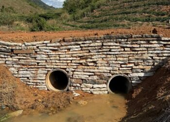 Bueiro duplo é construído em Rio do Campo em Barra de São Francisco, agora são 336 em cinco anos e nove meses de gestão