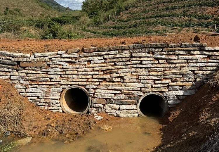 Bueiro duplo é construído em Rio do Campo em Barra de São Francisco, agora são 336 em cinco anos e nove meses de gestão