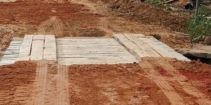 Ponte de madeira é construída em Santo Antônio pela Prefeitura francisquense, agora são 162 em 5 anos e nove meses de gestão