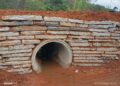 Dois novos bueiros são construídos em Cachoeirinha de Itaúnas, em Barra de São Francisco; número chega a 338 em cinco anos e nove meses de gestão