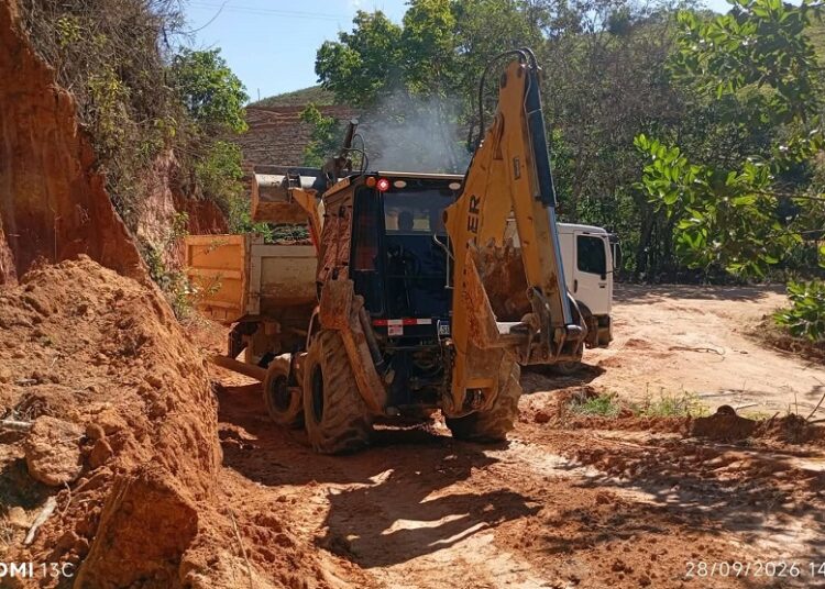 Prefeitura realiza aterro para melhorar acesso na Serra do Córrego Boa Sorte Esquerdo em Rio do Campo