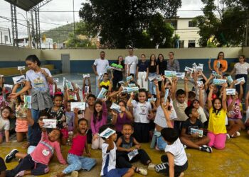 Equipe de odontologia e profissionais da saúde realizam ação de saúde bucal na Escola Vicente Amaro