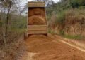 Prefeitura realiza colocação de saibro em trecho da estrada do Córrego da Penha