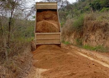 Prefeitura realiza colocação de saibro em trecho da estrada do Córrego da Penha