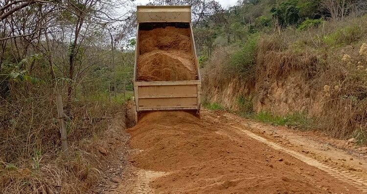 Prefeitura realiza colocação de saibro em trecho da estrada do Córrego da Penha