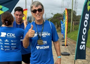 3ª Caminhada do Comércio reúne participantes em subida até a Torre de TV de Barra de São Francisco