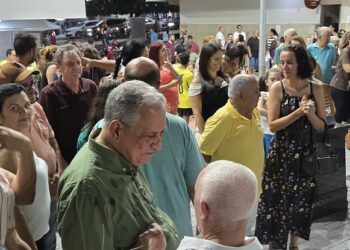 Prefeito de Barra de São Francisco entrega à população segunda fonte luminosa da Praça da Bíblia