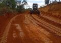 Prefeitura realiza melhorias em pontos críticos da estrada mestra na região do Córrego do Ouro, em Barra de São Francisco