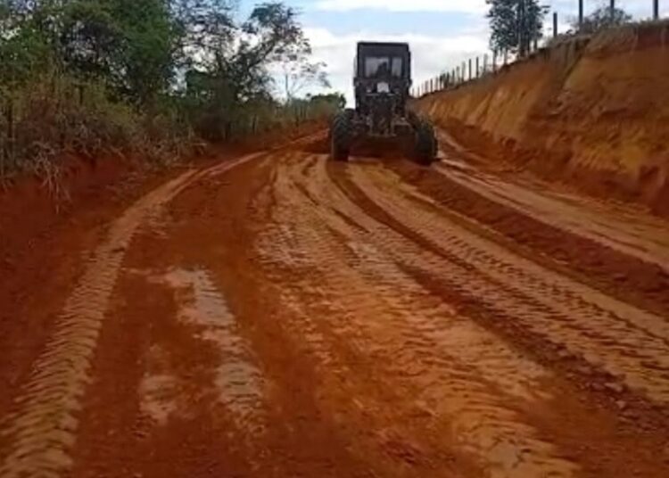 Prefeitura realiza melhorias em pontos críticos da estrada mestra na região do Córrego do Ouro, em Barra de São Francisco