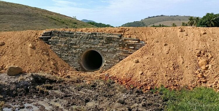 Mais um bueiro construído em Paulista em Barra de São Francisco; número chega a 341 em cinco anos e nove meses de gestão