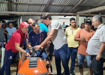Barra de São Francisco beneficia 25 comunidades esportivas com a entrega de tratores cortadores de grama