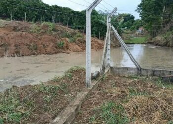 Prefeitura francisquense realiza limpeza da represa de captação de água em Monte Senir