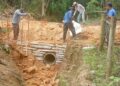 Bueiro é construído no Barro Preto, em Barra de São Francisco; número chega a 345 em cinco anos e dez meses de gestão