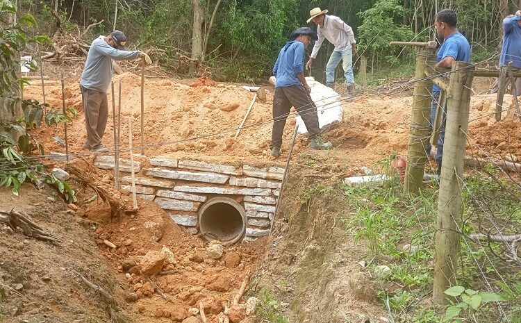 Bueiro é construído no Barro Preto, em Barra de São Francisco; número chega a 345 em cinco anos e dez meses de gestão